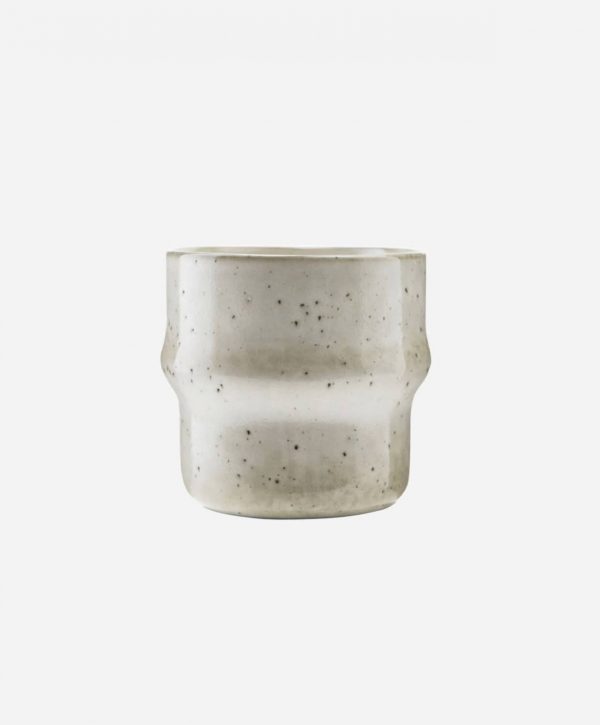 Savourez votre tasse de café dans cette magnifique tasse en grès. Le mug lake ajoute une touche rustique et personnelle à la maison et est également idéal pour les boissons chaudes.